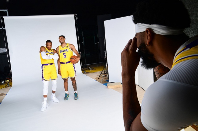 福登调侃小球迷：要这么多签名是不要拿去卖，赚了钱分我一半（福登打趣小球迷：签这么多别拿去卖，赚了记得分我一半）