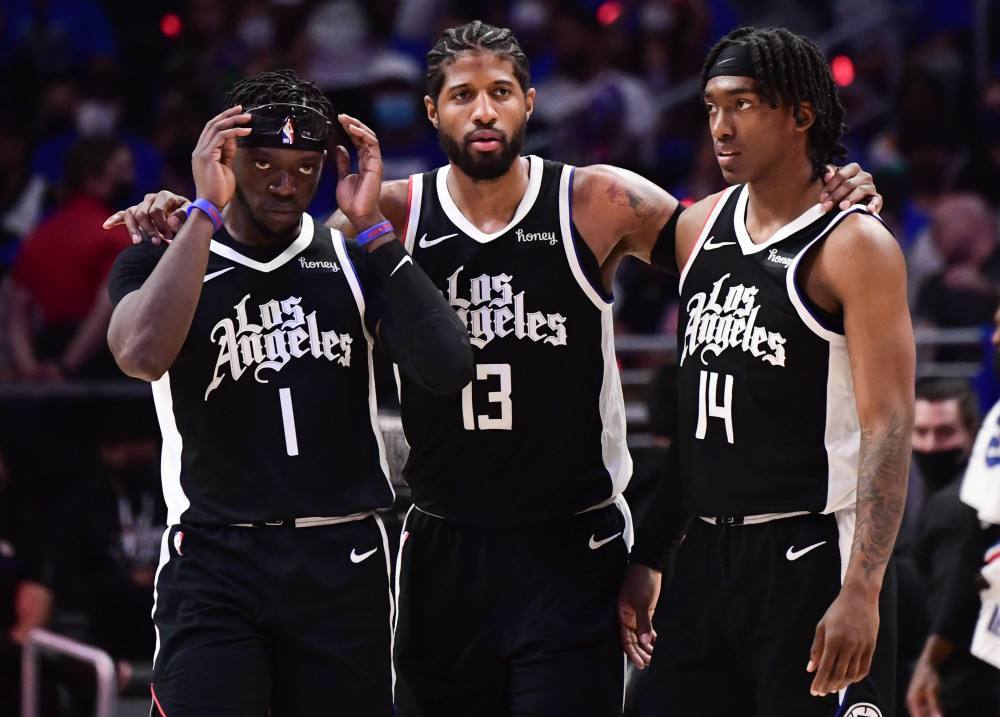 马刺客场115-102击败开拓者，福克斯37分带队取胜，展现全面实力。（马刺115-102客场击退开拓者，福克斯轰37分领军取胜，全面实力尽显）