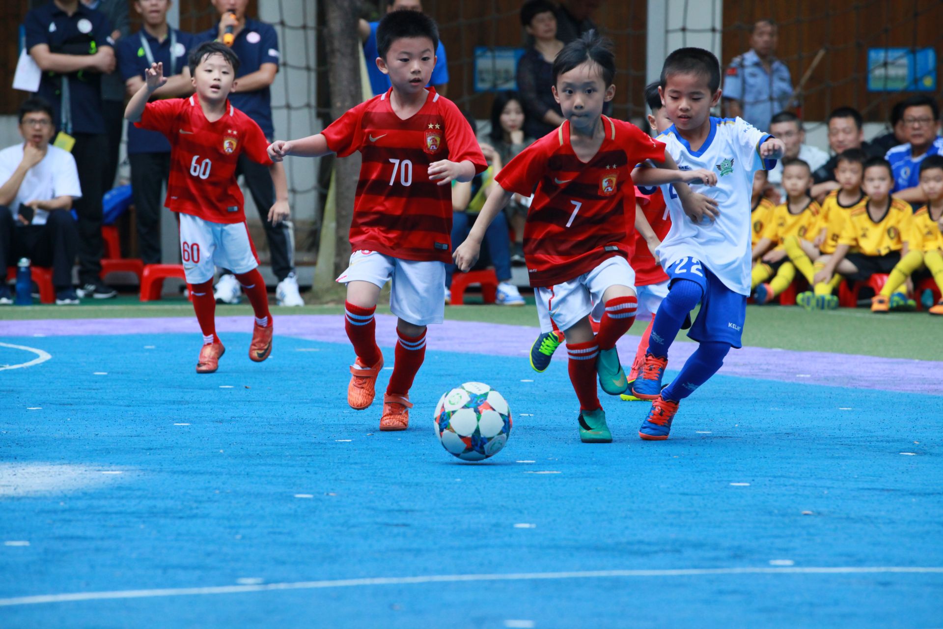 西甲半场：伦布雷拉斯闪击，亚马尔破门，巴萨2-1阿拉维斯（西甲半场战报：伦布雷拉斯闪击，亚马尔破门，巴萨2-1暂领先阿拉维斯）