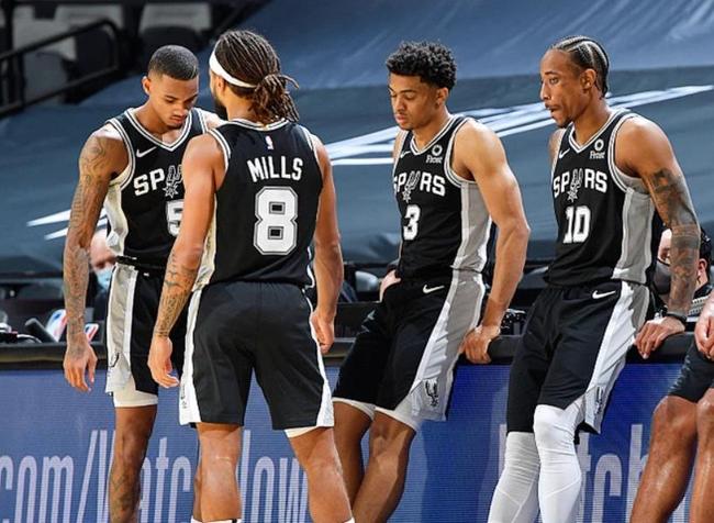 WTT总决赛：孙颖莎4-0横扫王艺迪，晋级八强（WTT总决赛：孙颖莎4-0零封王艺迪，强势挺进八强）