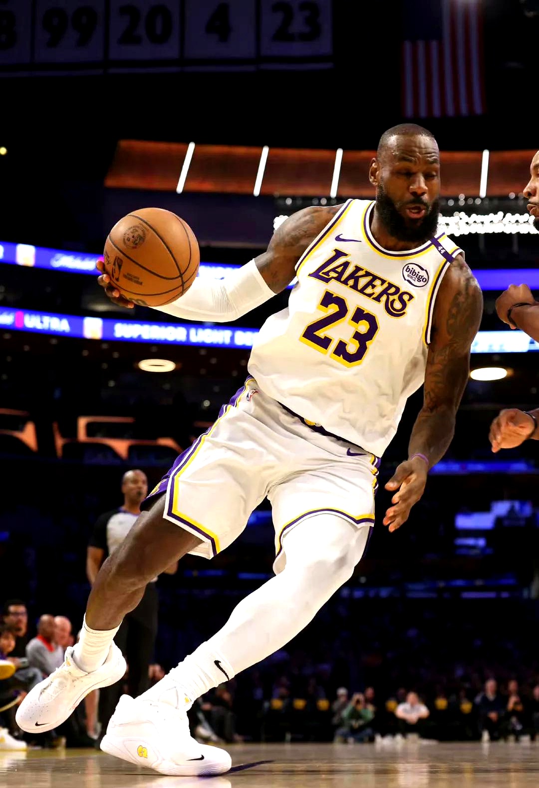 TA：奥赖利首秀表现得游刃有余；安德森很好地控制了比赛节奏（TA：奥赖利首秀从容自若，安德森节奏掌控到位）