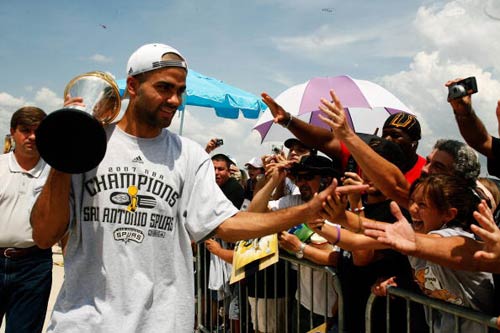 祝贺，苏超MVP范厚泰获2025微博竞燃之夜年度瞩目运动员奖项（恭喜苏超MVP范厚泰荣膺2025微博竞燃之夜年度瞩目运动员）