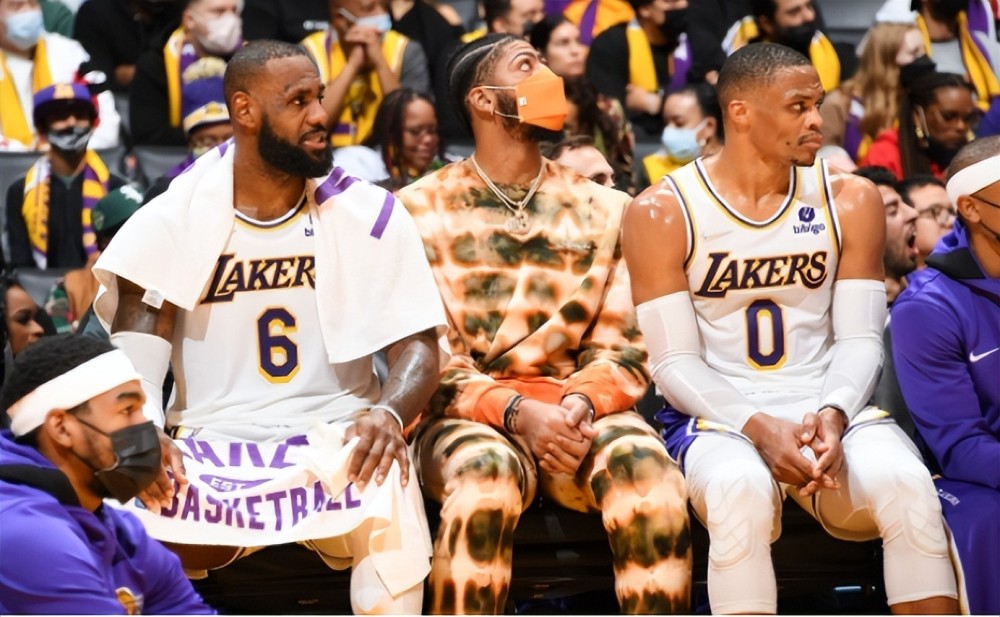 欧冠积分榜：阿森纳继续全胜领跑，拜仁3分之差位列第二（欧冠积分榜：阿森纳全胜领跑，拜仁落后3分居第二）