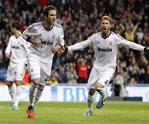 手感火热！字母哥半场10中8得到18分5篮板&次节12分（状态爆棚！字母哥半场10投8中轰下18分5板，次节独揽12分）