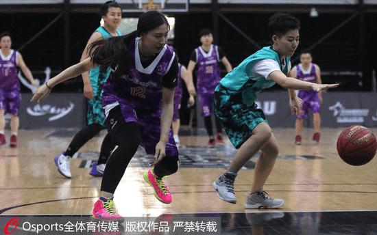 广东男篮防守稳固力克上海（稳固防守助广东男篮击败上海）