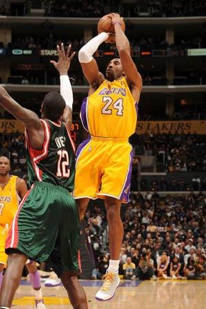 法兰克福4-3逆转科隆，伯卡特梅开二度，达胡德建功（法兰克福上演4-3逆转击败科隆，伯卡特双响，达胡德破门）