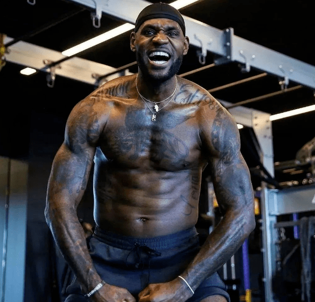 什么情况？西海岸男女足分别被处以转会禁令，但FIFA网站又说只适用于女足（信息矛盾？西海岸男女足遭转会禁令，FIFA官网却称仅针对女足）