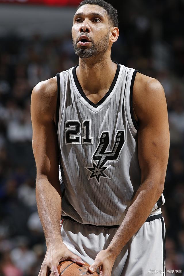 球员倒地救球拼劲十足（球员飞身倒地奋力救球）